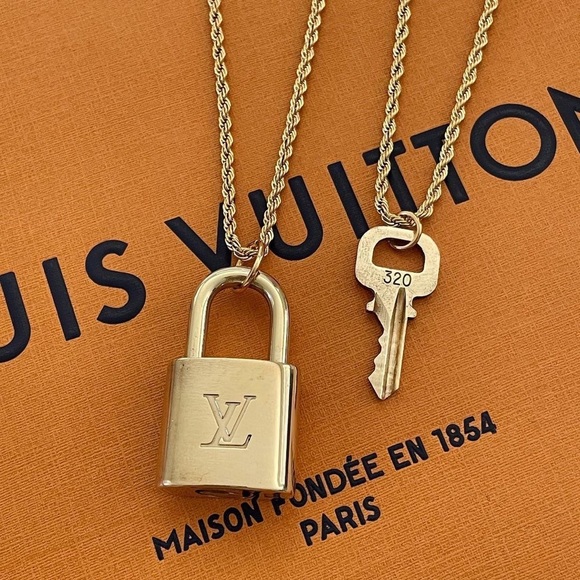 Louis Vuitton • Vintage Padlock & Key 18k Gold Plated Chain Rope Necklace - Picture 1 of 5